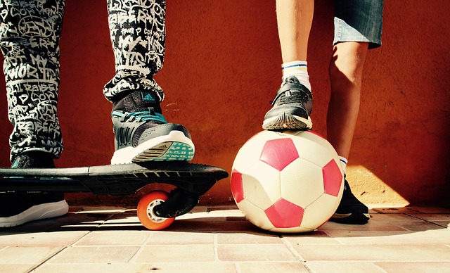 Deti so skateboardom a loptou.jpg