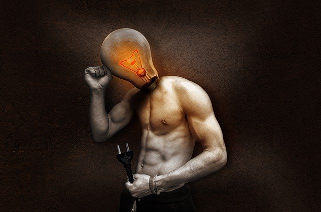 Muž má namiesto hlavy žiarovku a v ruke drží kábel 